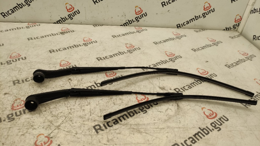 Coppia Tergicristalli Anteriori AERO FLAT Per Ford C-MAX 2010 - Misura 70/65 Cm