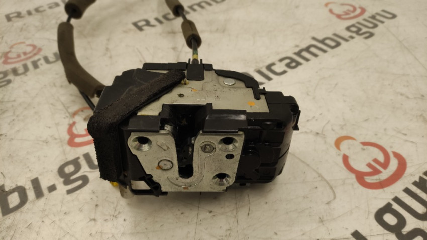 Serratura per portiere di chiusura anteriore per auto